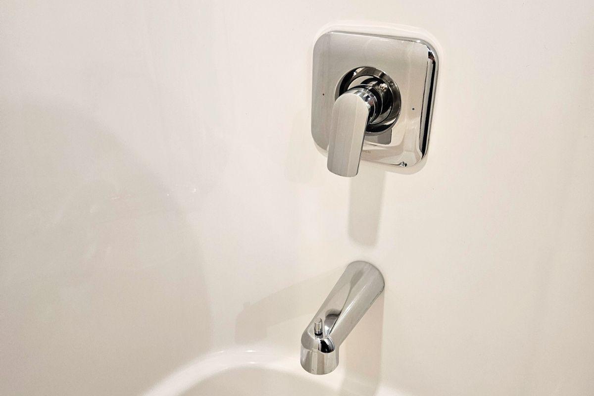 How To Deep Clean Your Bathroom Naturally With 4 Non-Toxic Ingredients